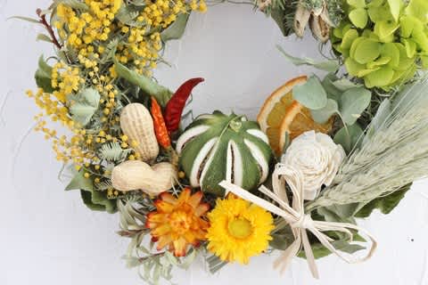 ミモザとオレンジの貝殻草　ドライフラワーハーフリース 小さいミモザ風リース ドライフラワー ナチュラルリース オール