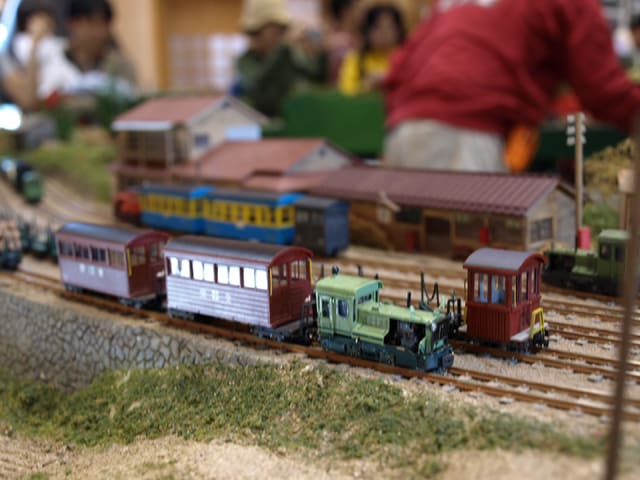 昭和レトロ：HOナローゲージ森林鉄道操車場の赤屋根管理事務所と