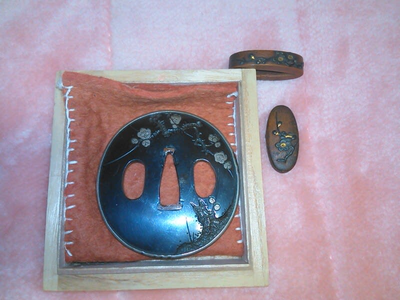 赤銅丸碁石型銀覆輪甲鋤彫銀色絵梅樹図鍔 - obugyoのまったり 赤銅丸碁石型銀覆輪甲鋤彫銀色絵梅樹図鍔 - obugyoのまったり