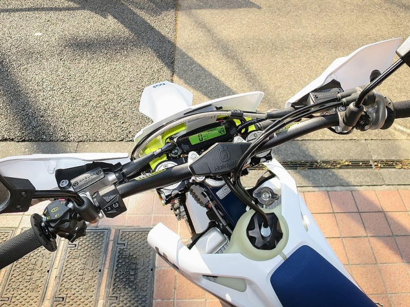 2021MY Husqvarna FE250 SUPER MOTO仕様 HUSKYカラーが目立ち 2021MY Husqvarna FE250 SUPER MOTO仕様 HUSKYカラーが目立ち