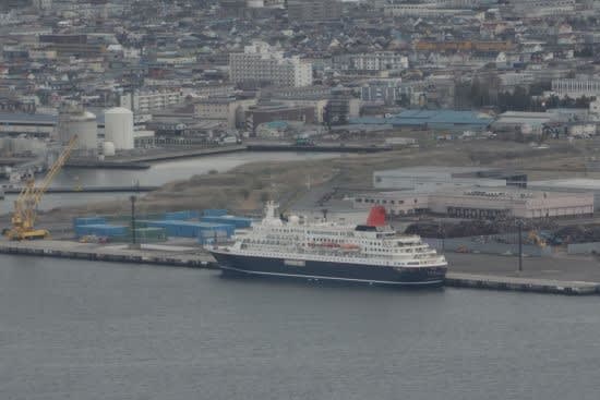 商船三井ルーズ所有の2隻の “クルーズ客船” 、同時に函館港に