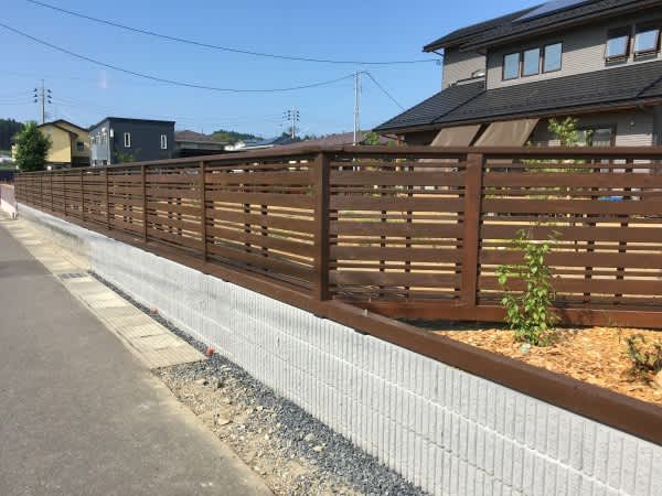 板塀が完成しました 四季彩ガーデンにようこそ