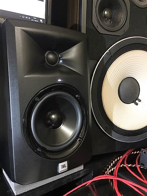 JBL LSR305 - Guitars On Broadway JBL LSR305 - Guitars On Broadway