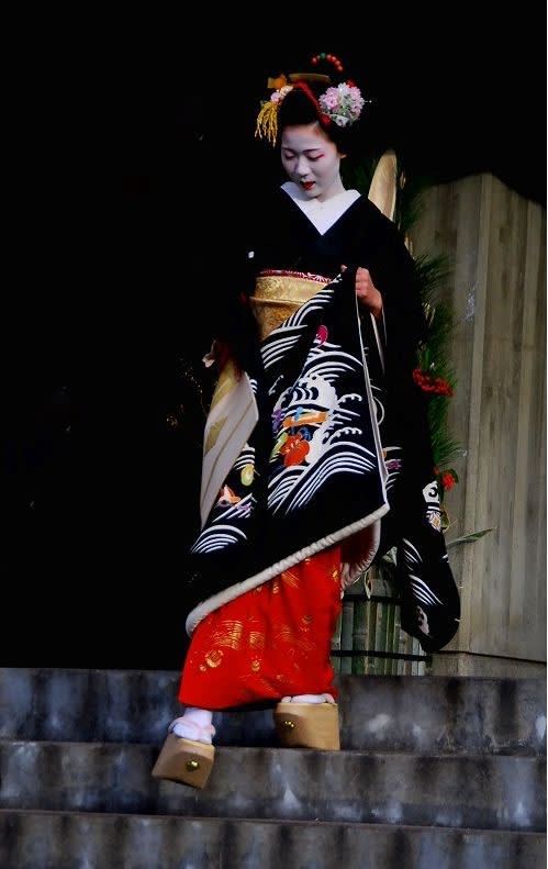 舞妓さんの笑顔とポックリを祇園界隈で・（新年の京都市） 17・1月7日
