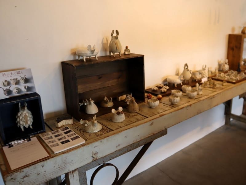 調布市、手紙舎 2nd STORY で、白井隆仁個展「杜の土で綴る」を