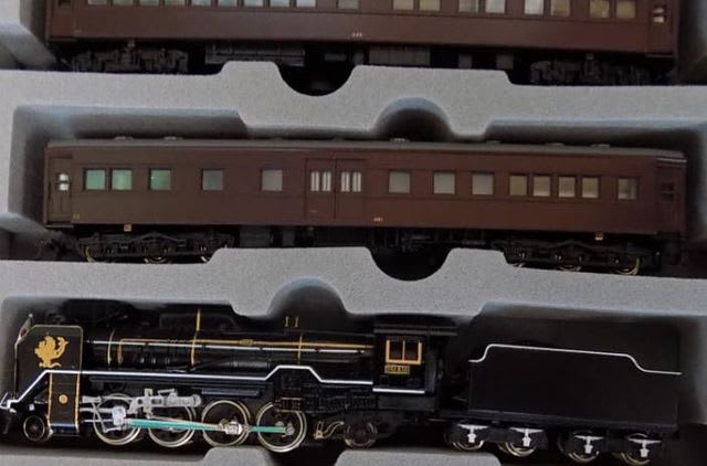 KATOの10-418 お召列車1号編成とその牽引機関車を見る