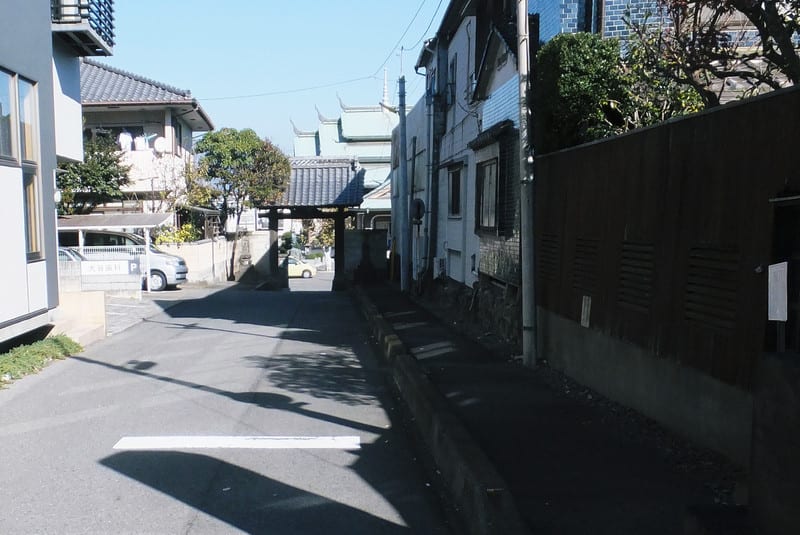 群馬県文書館で撮った絵図「前橋旧図」の写真片手に、前橋のまち