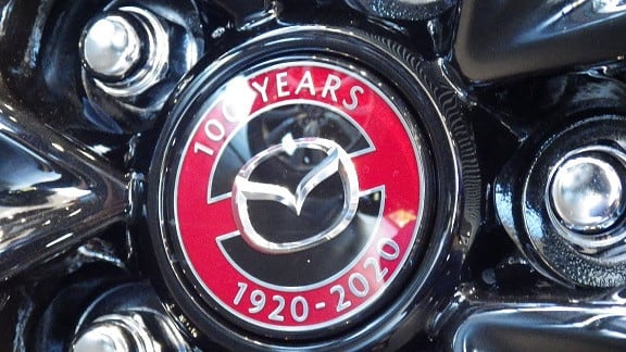MAZDA マツダ 100周年記念バッチ(非売品) - メルカリ
