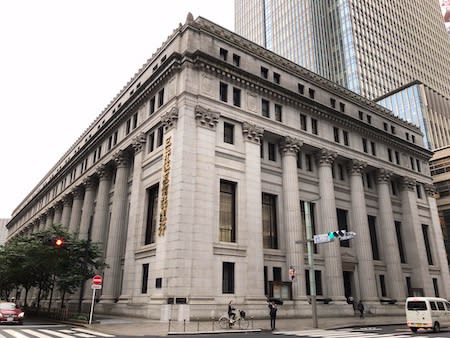 三井本館Mitsui Main Building TOKYO 1929-2019｜写真・ホンマタカシ」 日本橋三井タワー1階アトリウム/三井本館・合名玄関  - はろるど