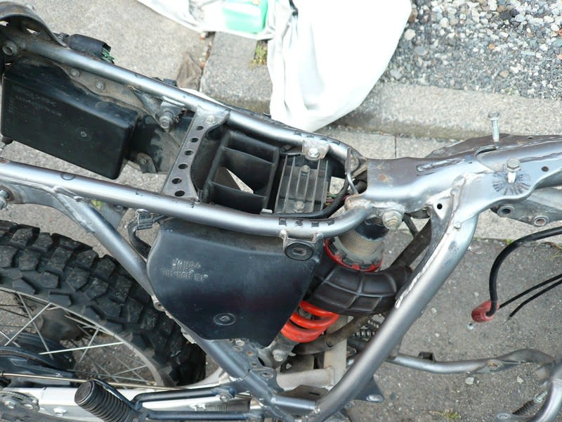 XLR125R 腰上分解清掃② 組み立て編 - 2ストV型2気筒(ジャンク品)