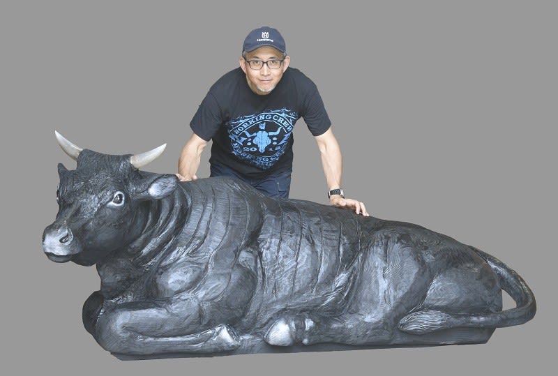 特別注文彫刻 牛(雌)伏せ牛(なで牛) 実物大 - CHAINSAW ART 特別注文彫刻 牛(雌)伏せ牛(なで牛) 実物大 - CHAINSAW ART