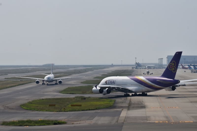プレイバックシーン 減便のネパール航空がやってきた 10 1 Sky View 屋上にリクルートスーツの女性も ふくちゃんのブログ 飛行機 風景写真 プレイバックシーン 減便のネパール航空がやってきた 10 1 Sky View 屋上にリクルートスーツの女性も ふくちゃんのブログ 飛行機 風景写真