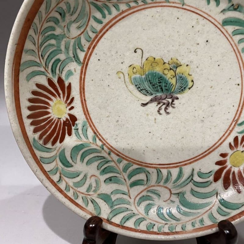 氏素性の解らぬ作品 古伊万里(古九谷) 草花文蝶図初期赤絵五寸 氏素性の解らぬ作品 古伊万里(古九谷) 草花文蝶図初期赤絵五寸