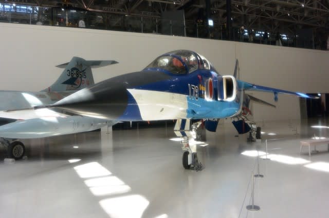 三菱 T-2高等練習機（ブルーインパルス機体） - 観光列車から