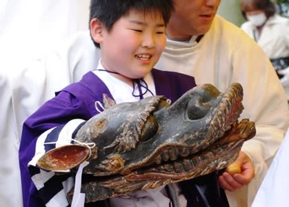 大和神社・ちゃんちゃん祭り> 古都奈良の〝祭り初め〟 200人余 大和神社・ちゃんちゃん祭り> 古都奈良の〝祭り初め〟 200人余