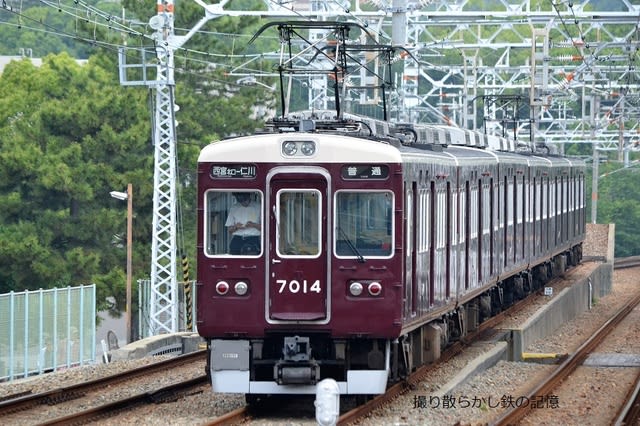 阪急 仁川(2011.6.4) 3005、7114 並び - 撮り散らかし鉄