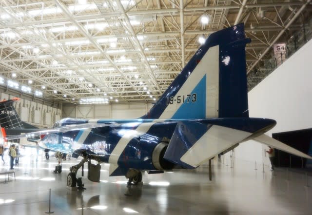 三菱 T-2高等練習機（ブルーインパルス機体） - 観光列車から