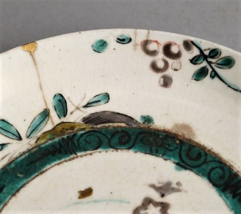 氏素性の解らぬ作品 古伊万里（古九谷） 草花文蝶図初期赤絵五寸