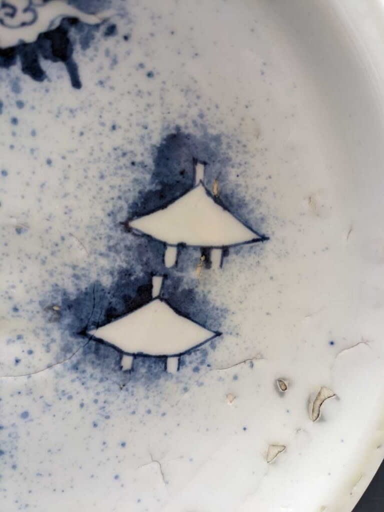 贋作考 伝初期伊万里 吹墨兎文七寸皿 - 夜噺骨董談義 贋作考 伝初期伊万里 吹墨兎文七寸皿 - 夜噺骨董談義