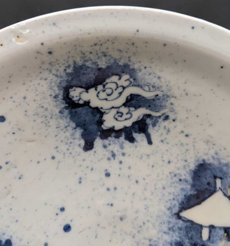 贋作考 伝初期伊万里 吹墨兎文七寸皿 - 夜噺骨董談義 贋作考 伝初期伊万里 吹墨兎文七寸皿 - 夜噺骨董談義