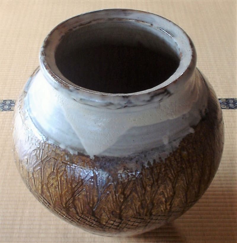 壺屋焼 白化粧地鉄絵唐草文花瓶 金城次郎作 - 夜噺骨董談義 壺屋焼 白化粧地鉄絵唐草文花瓶 金城次郎作 - 夜噺骨董談義