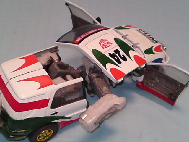 TFカーロボット デラックスクラス スーパーワイルドライドを