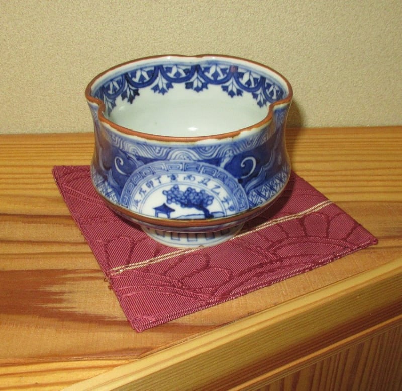 祥瑞手 染付胴〆変形茶碗 五良太甫呉祥瑞造銘 - 夜噺骨董談義 祥瑞手 染付胴〆変形茶碗 五良太甫呉祥瑞造銘 - 夜噺骨董談義