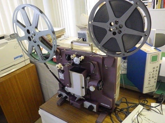 倉庫に保管されていた古い16mmフィルム映写機を試動作 - 東京 倉庫に保管されていた古い16mmフィルム映写機を試動作 - 東京