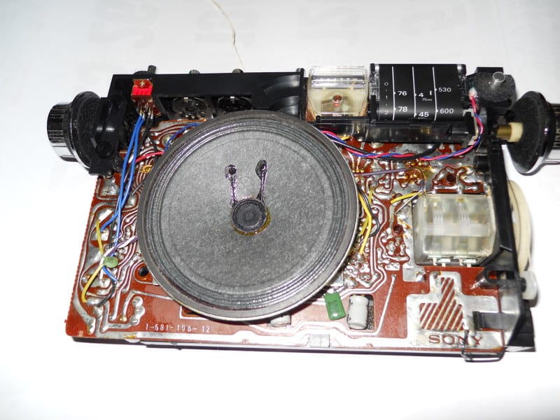 SONY ICF-1100 という、古いラジオを手に入れた。その① - 直 SONY ICF-1100 という、古いラジオを手に入れた。その① - 直