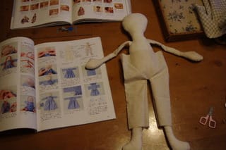 ドール作家 毛塚千代さんのカントリードールをなんとか完成させ