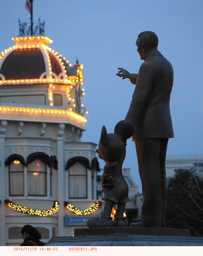 パートナーズ像とクリスマスツリー 東京ディズニーランド - 都内