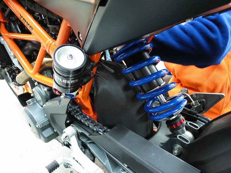 KTM 390 DUKE に WILBERS リヤサスペンション装着 - Rider's KTM 390 DUKE に WILBERS リヤサスペンション装着 - Rider's