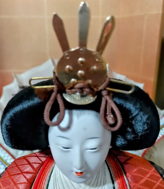 親子2代の親王飾りその5 ~女雛の髪飾りと扇について 親子2代の親王飾りその5 ~女雛の髪飾りと扇について