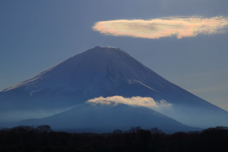 彩雲レンズ雲現る 精進湖 令和3年12月29日 - 山梨百名山から見る風景