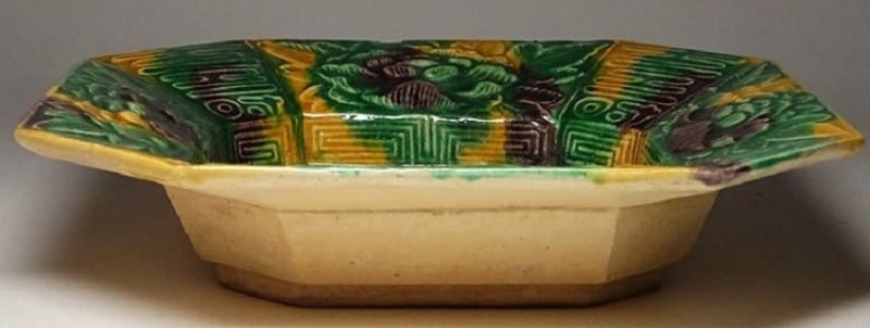 伝淡路珉平焼 三彩陽刻牡丹図平鉢 - 夜噺骨董談義 伝淡路珉平焼 三彩陽刻牡丹図平鉢 - 夜噺骨董談義