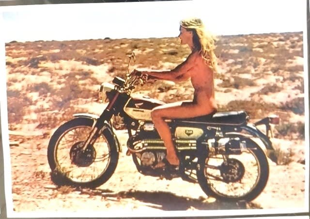 ヌードバイク 外人美女ヌード画像】裸でバイクに跨るスレンダーボディの ...