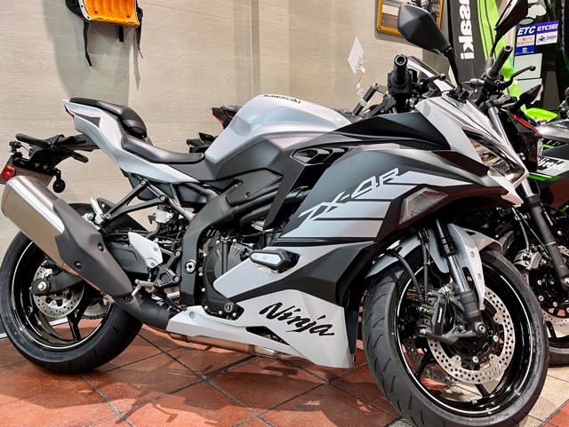 2024/9/3◇2025「ZX-4R SE」グレー×ブラック!当店到着ですっ 2024/9/3◇2025「ZX-4R SE」グレー×ブラック!当店到着ですっ