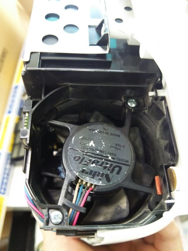 エプソンのプロジェクター修理 - トモエデンキの屁の突っ張り エプソンのプロジェクター修理 - トモエデンキの屁の突っ張り