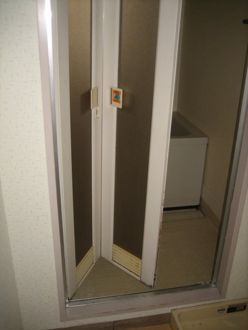 松下電工ユニットバス折れ戸取り替え | 岡山市のサッシ屋のブログ