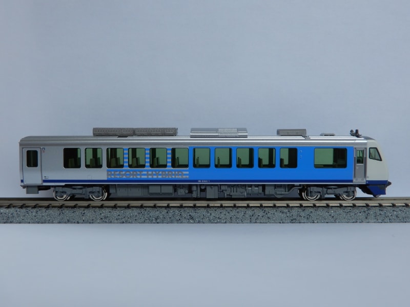 KATO HB-E300系「リゾートしらかみ」(青池編成)4両セット 入線
