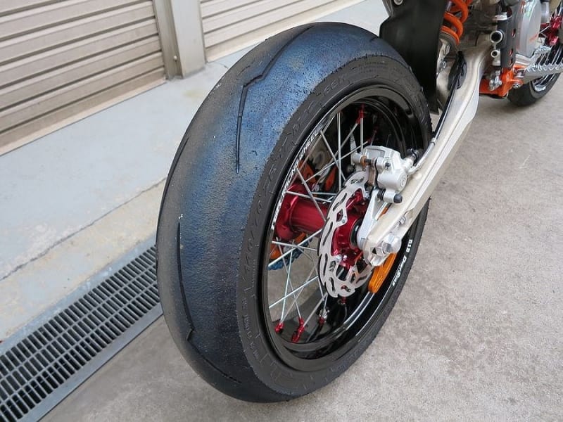 カラフルにコーディネート！KTM 250 EXC-F SIXDAYS SUPERMOTO