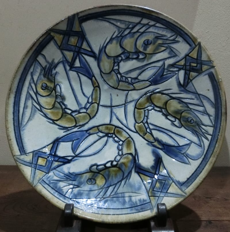 壺屋焼 白化粧地呉須魚海老文大皿 金城次郎作 - 夜噺骨董談義 壺屋焼 白化粧地呉須魚海老文大皿 金城次郎作 - 夜噺骨董談義