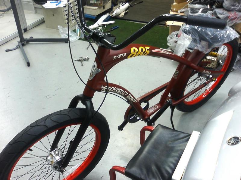 ＥＬＥＣＴＲＡ Ｒｏｃｋａｂｉｌｌｙ Ｂｏｏｇｙ（ロカビリーブギ）は、入口左側です！ - 毎日がサイクルショーｉｎ浜松