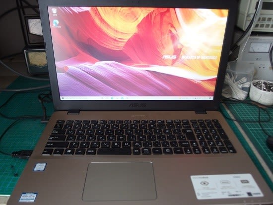 ASUS VivoBook F542U NOTE-PC - ガラクタな部屋