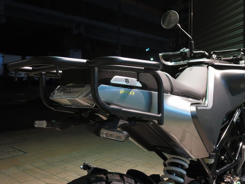Husqvarna SVARTPILEN 250 に、KIJIMA製リヤキャリアを付けてみ