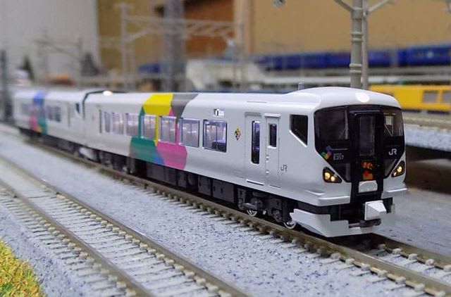 KATOの10-433/434 E257系「あずさ/かいじ」の床下を交換