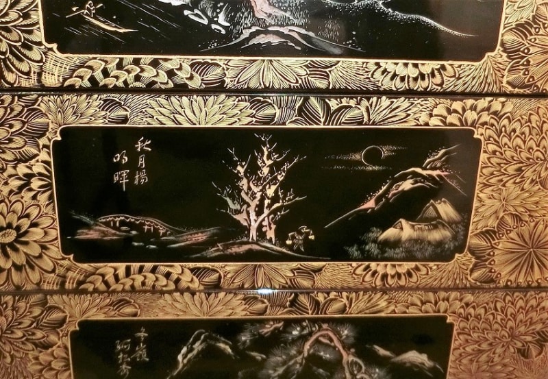 輪嶋本漆器 重箱 5段 臺付 黒 重苦しく 内朱塗り 蓋家紋模様 輪嶋本漆器 重箱 5段 臺付 黒 重苦しく 内朱塗り 蓋家紋模様