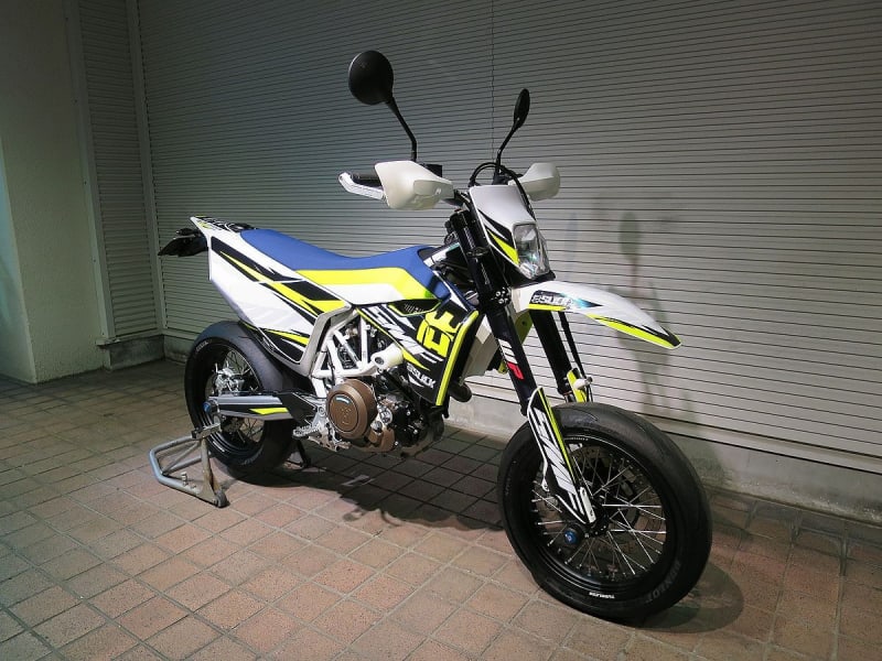 最高にいかしたHusqvarna 701 SUPERMOTO ですね！色合いが綺麗