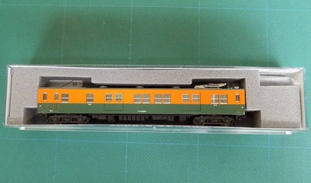 KATOの4862-2クモニ83-804湘南色（長岡運転所）が入線しま