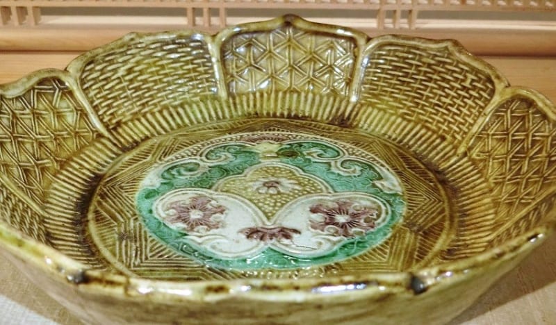 源内焼 その113 三彩唐草文輪花皿 - 夜噺骨董談義
